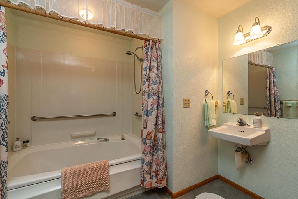 Turtle Rocks Oceanfront Inn Тринидад Екстериор снимка