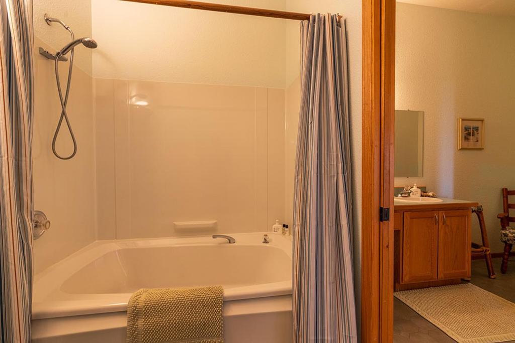 Turtle Rocks Oceanfront Inn Тринидад Екстериор снимка