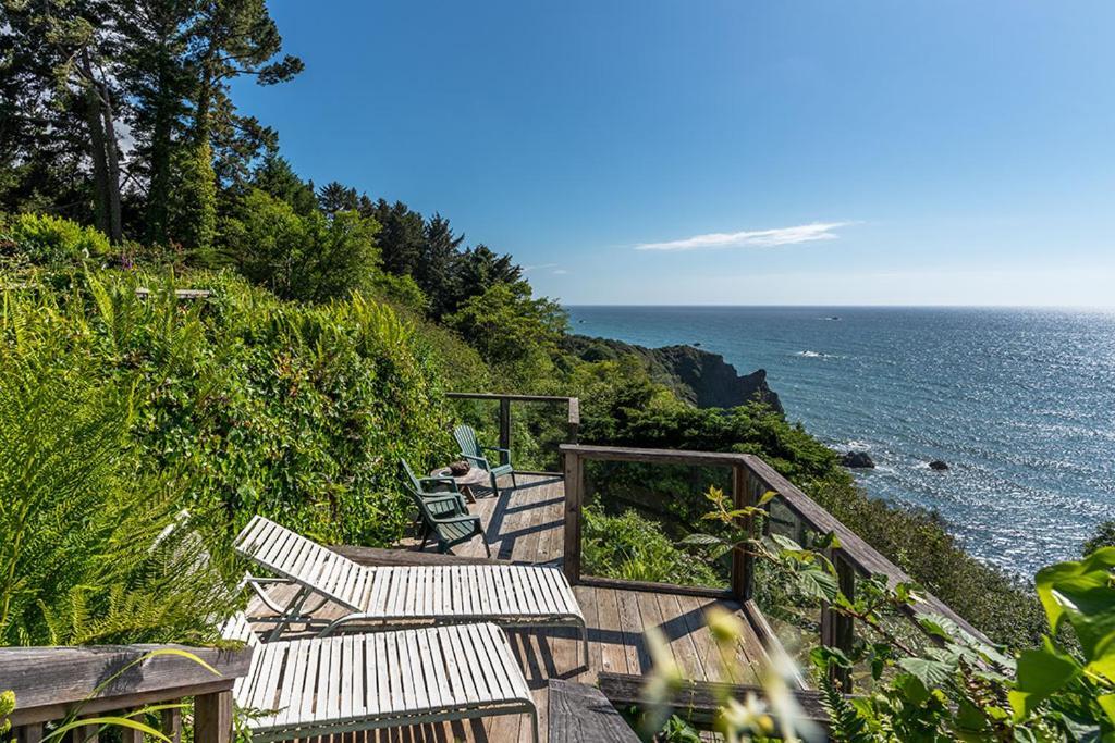 Turtle Rocks Oceanfront Inn Тринидад Екстериор снимка
