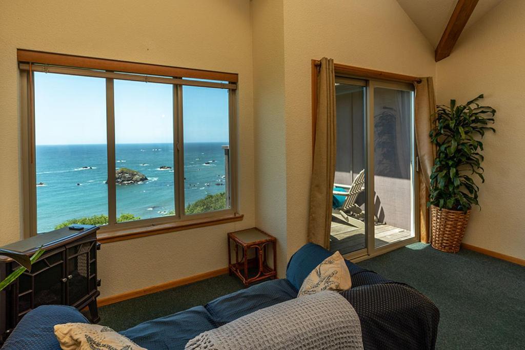 Turtle Rocks Oceanfront Inn Тринидад Екстериор снимка