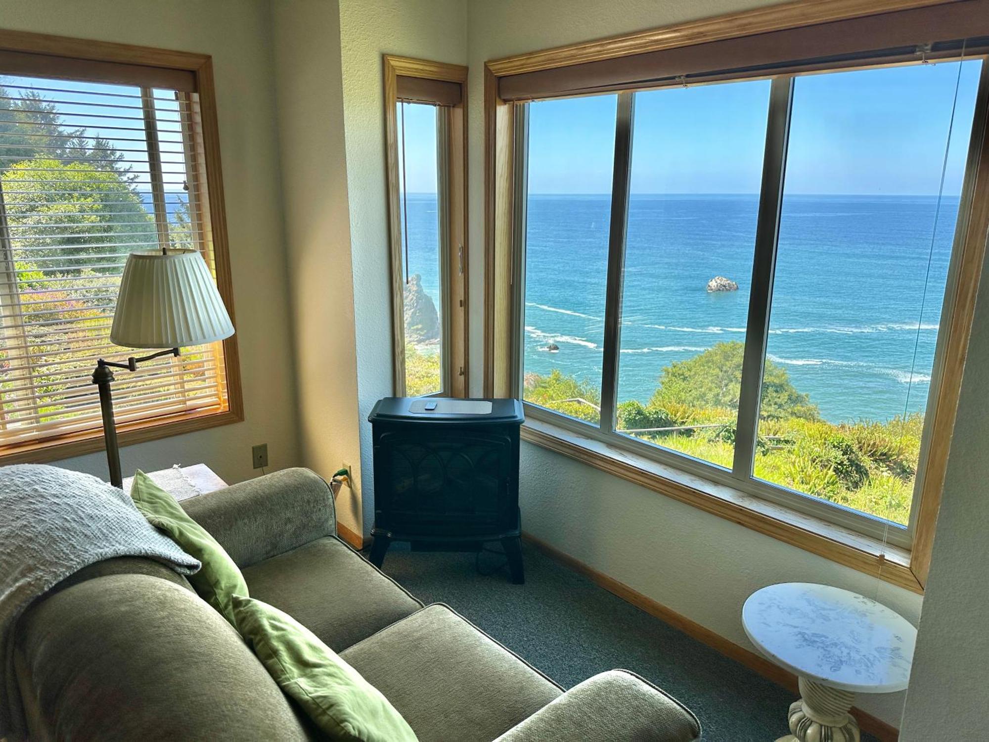 Turtle Rocks Oceanfront Inn Тринидад Екстериор снимка